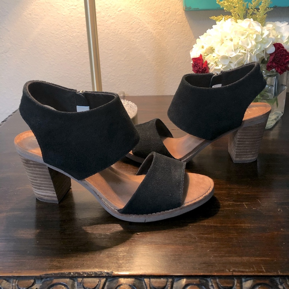 Worn once. Tom’s heeled sandals